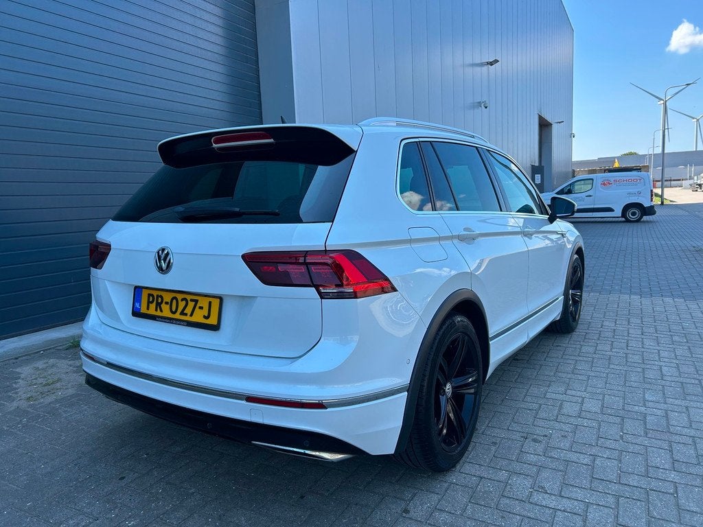 Volkswagen Tiguan 2.0 TDI 4Motion Highline R AUT PANO, Auto's, Volkswagen, Automaat, Gebruikt, 2500 kg, Wit