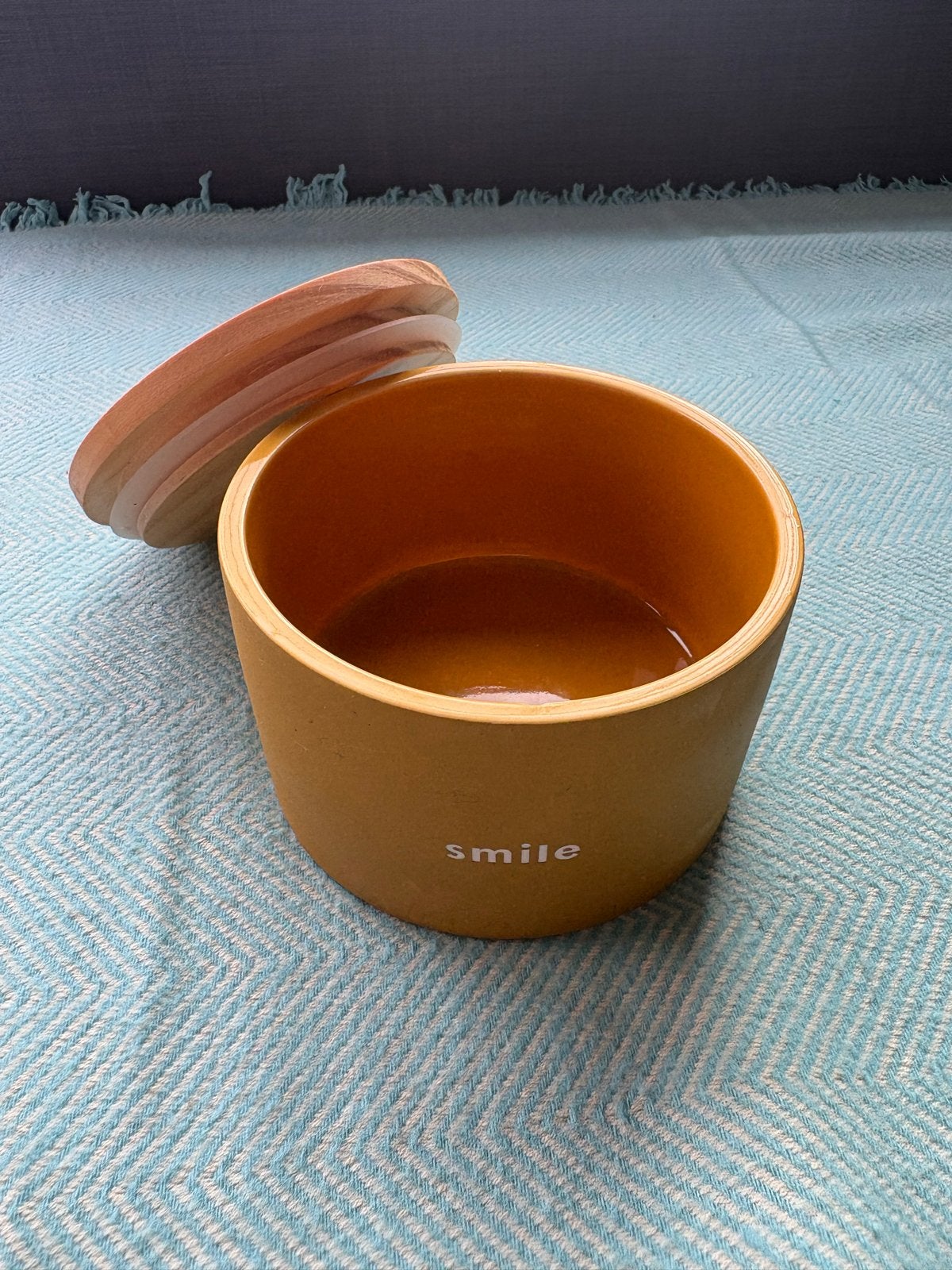 Gele keramische pot met houten deksel - 'smile'
