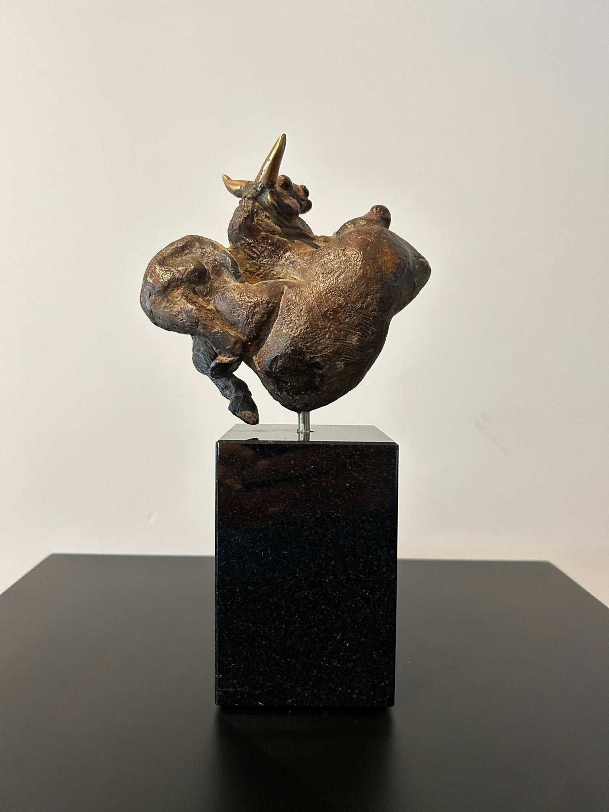 Wim Steins - Stiertje - Bronzen beeld op sokkel, Antiek en Kunst, Ophalen, Minder dan 20 cm, Beeld, Bruin