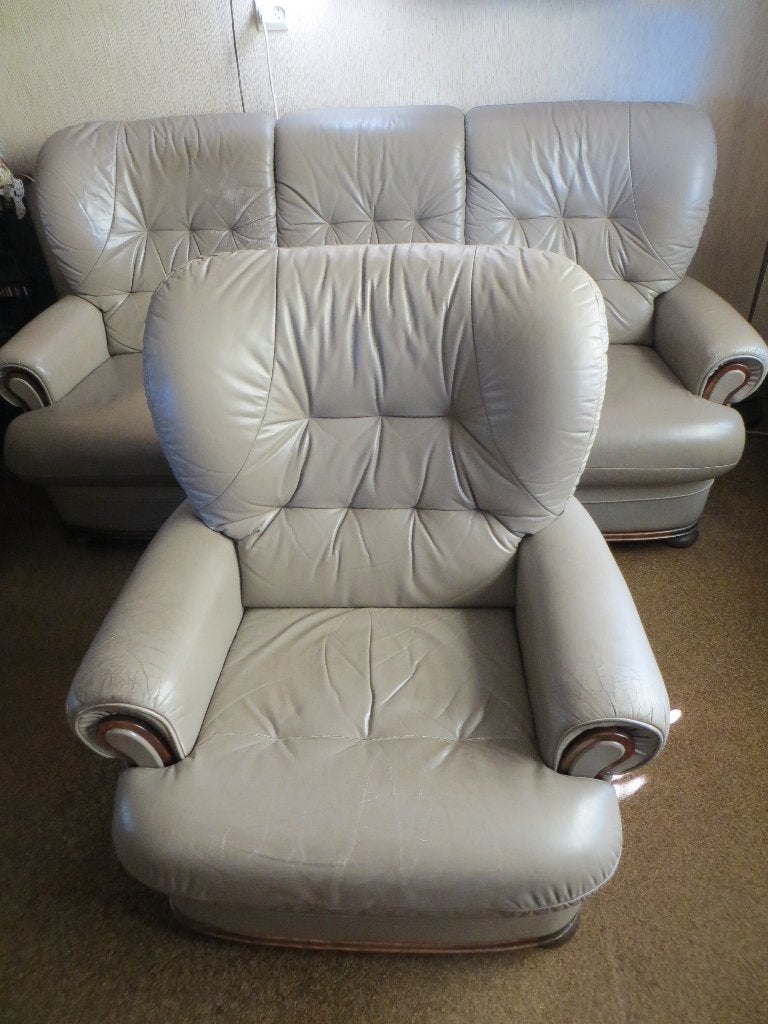 Grote klassieke leren fauteuil met dikke kussens. Leverkleur, Ophalen, Gebruikt, Hout, 75 tot 100 cm