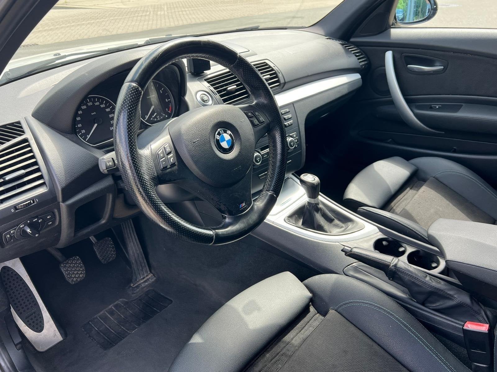 BMW 1-serie 118i High Executive M-Pakket 5DRS Leer Clima, 1-Serie, Achterwielaandrijving, Zwart, Leder en Stof