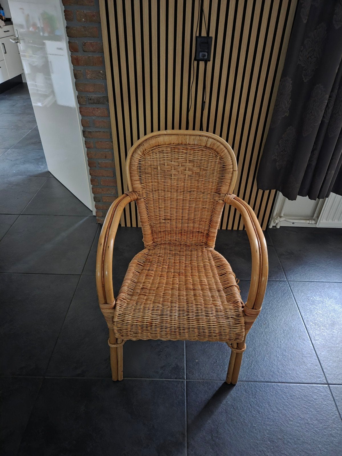 Rotan stoel met armleuningen en bijzettafel, Ophalen, Gebruikt, Overige kleuren, Hout