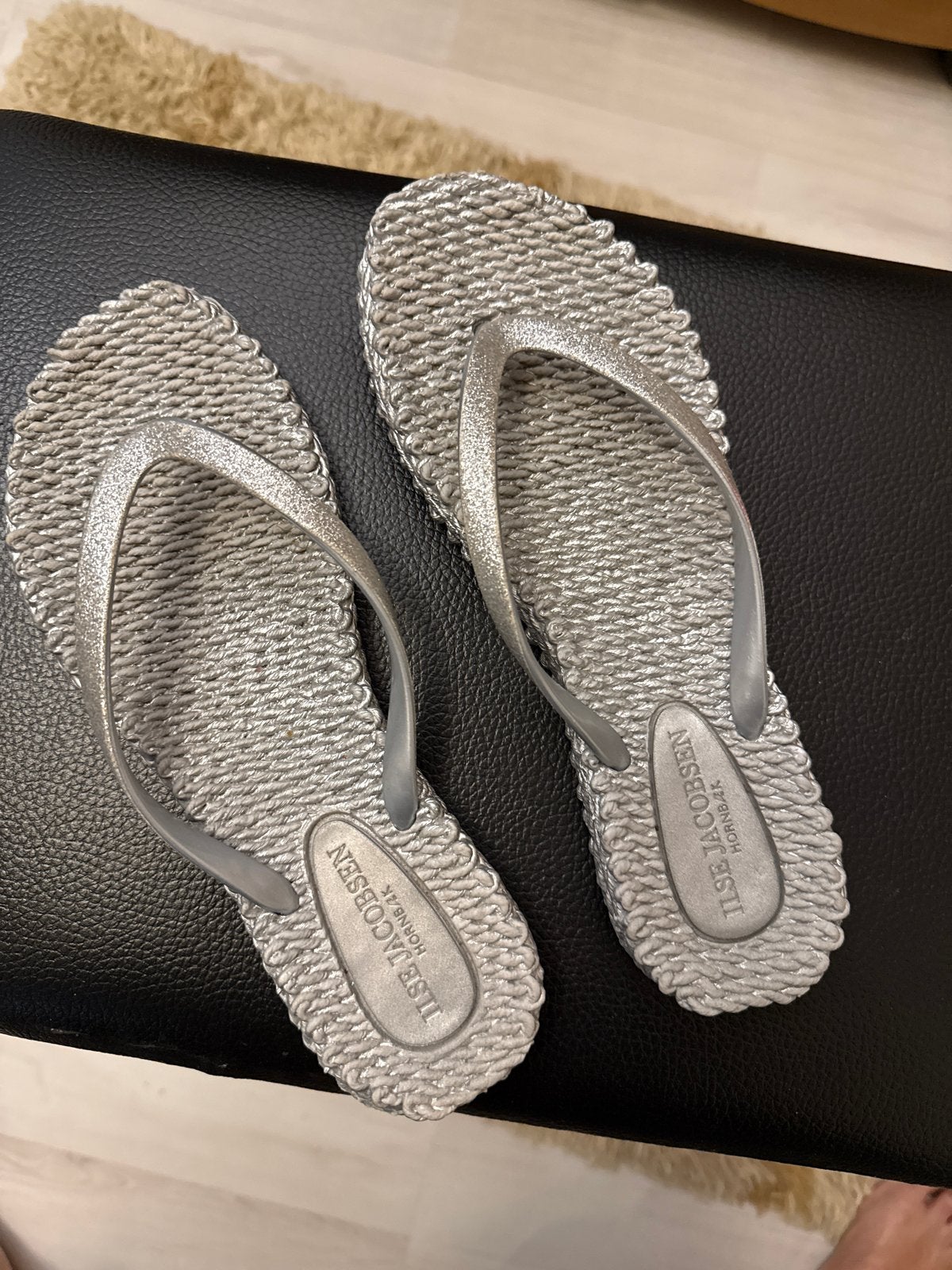 Ilse Jacobsen glitter teenslippers maat 37 zilver, Kleding | Dames, Schoenen, Ophalen of Verzenden, Gedragen, Overige kleuren