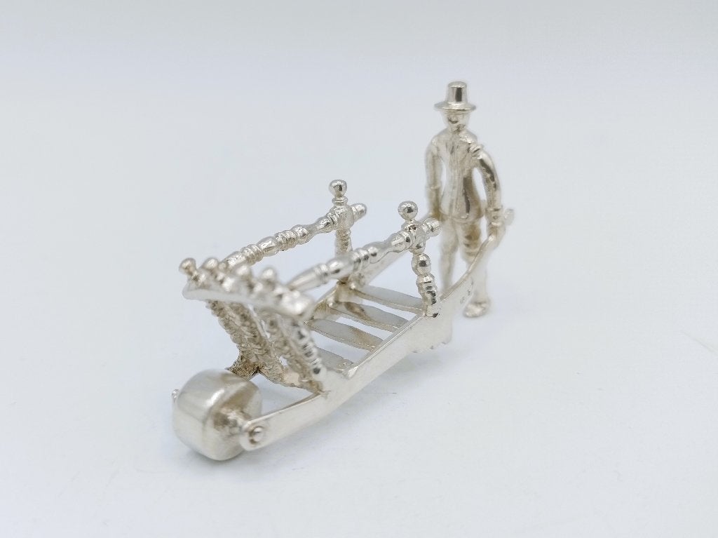 Zilveren miniatuur, man met kruiwagen, 17e eeuws, Verzenden, Zilver