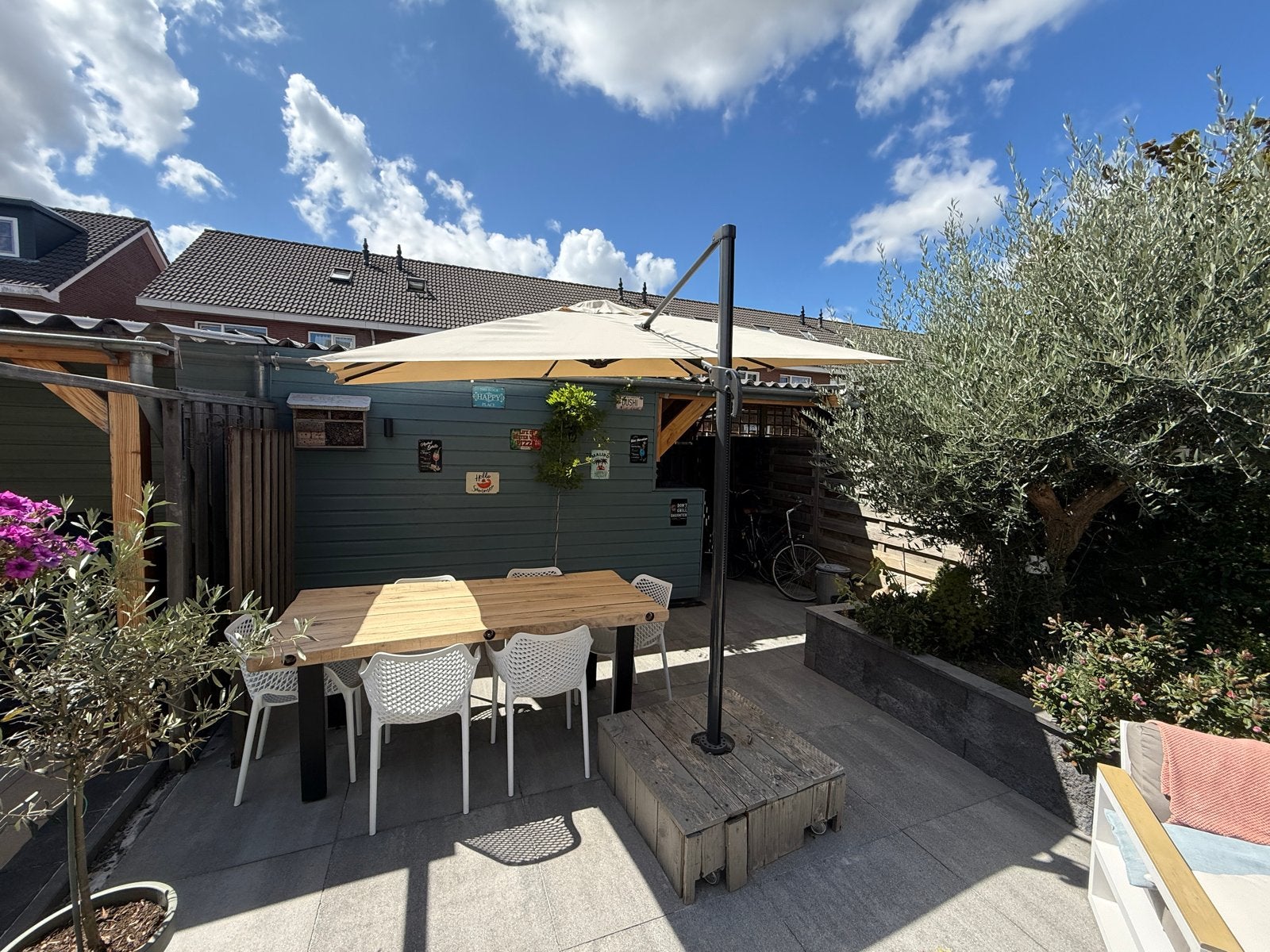 Zweefparasol met hout beklede,  betonnen voet - Beige, Ophalen, Gebruikt, Kantelbaar, 2 tot 3 meter