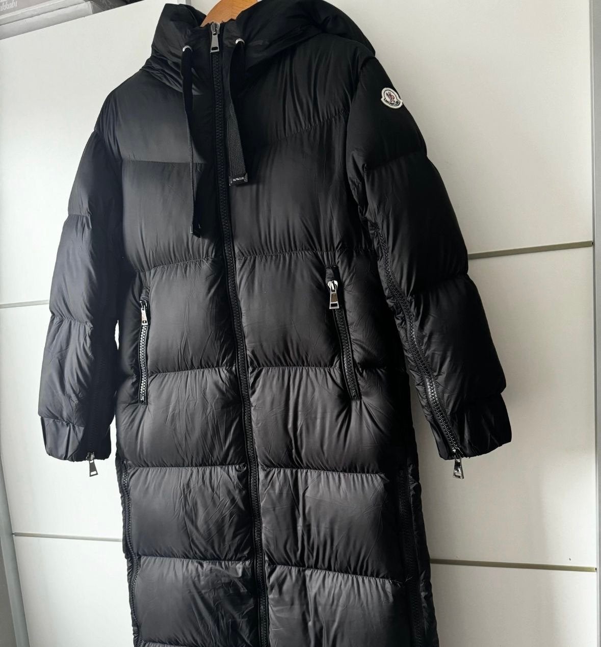 Moncler Lange Zwarte Donsjas met Capuchon, Kleding | Dames, Jassen | Winter, Ophalen of Verzenden, Zo goed als nieuw, Maat 38/40 (M)