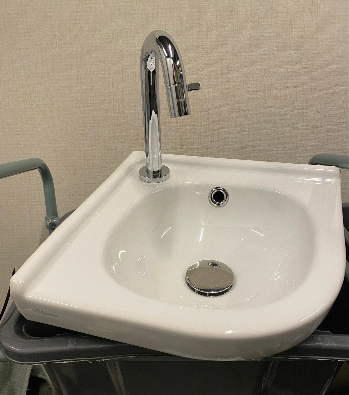 Sphinx wastafel met Hansgrohe kraan - Zo goed als nieuw, Doe-het-zelf en Verbouw, Ophalen, Zo goed als nieuw, Chroom, Wastafel