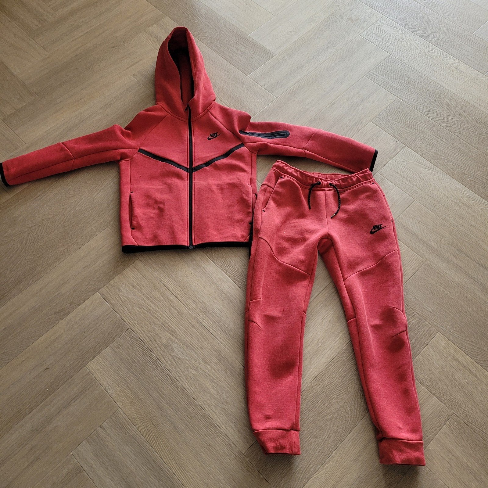 Nike Tech Fleece Trainingspak Rood - Maat L (147-158 cm), Ophalen of Verzenden, Zo goed als nieuw, Nike, Jongen of Meisje