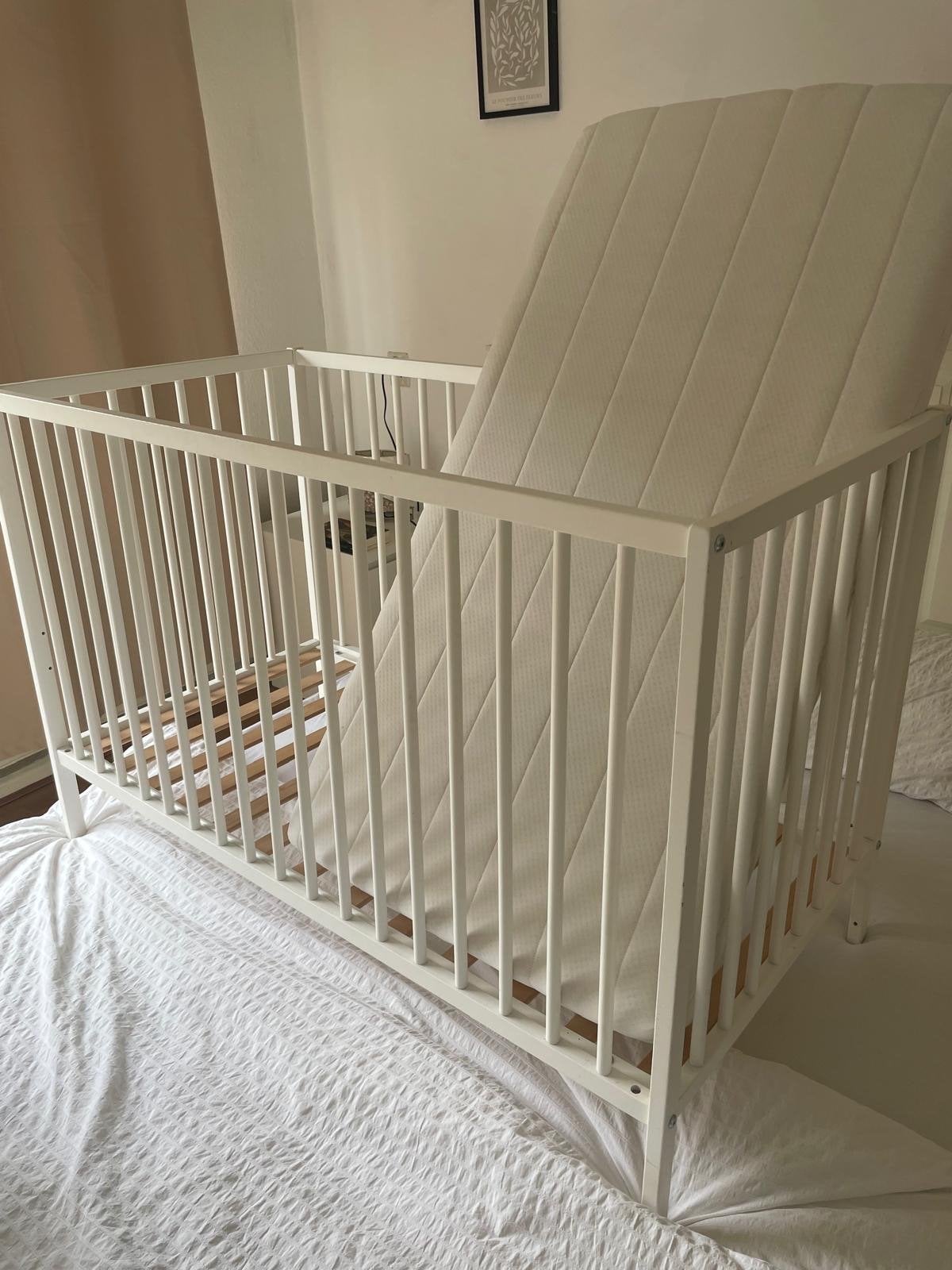Baby bed Wit ledikant Puck 60x120 cm met matras, Kinderen en Baby's, Kinderkamer | Bedden, Ophalen, Gebruikt, Lattenbodem, Minder dan 140 cm