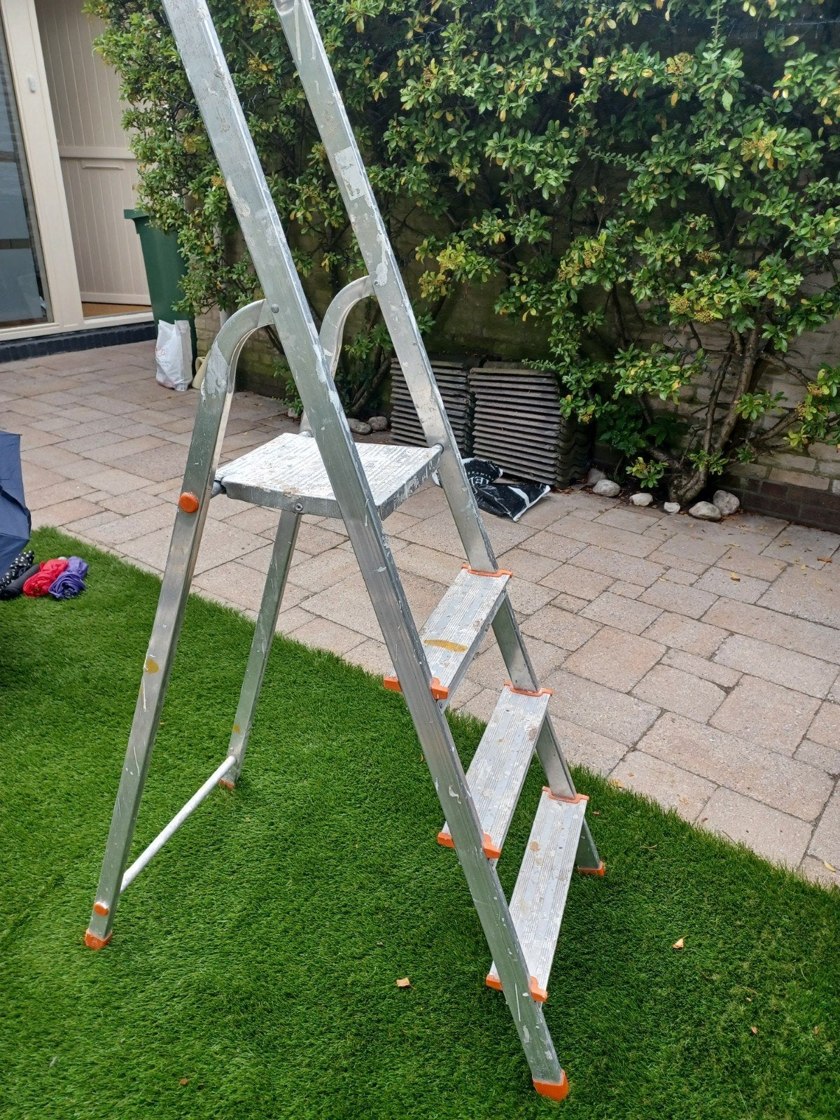 Stevige aluminium trap met 4 treden en plateau, Ophalen, Gebruikt, Minder dan 2 meter