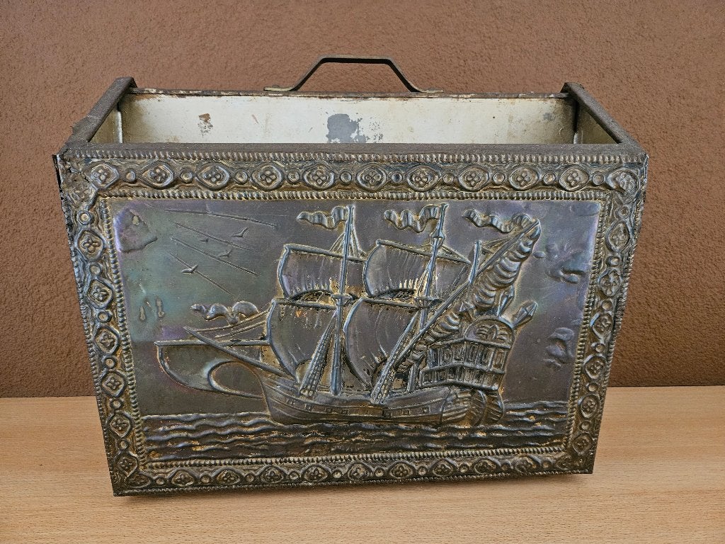Vintage metalen krantenbak met scheepsreliëf, Gebruikt, Metaal, Met opdruk, Krantenbak