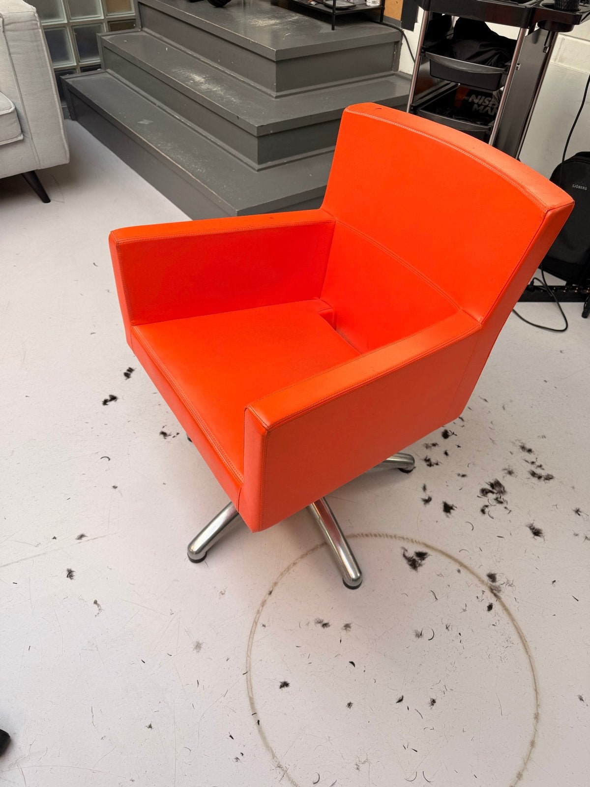 Oranje kappersstoel - Comfortabel en stijlvol, Ophalen, Gebruikt, Overige kleuren, Leer