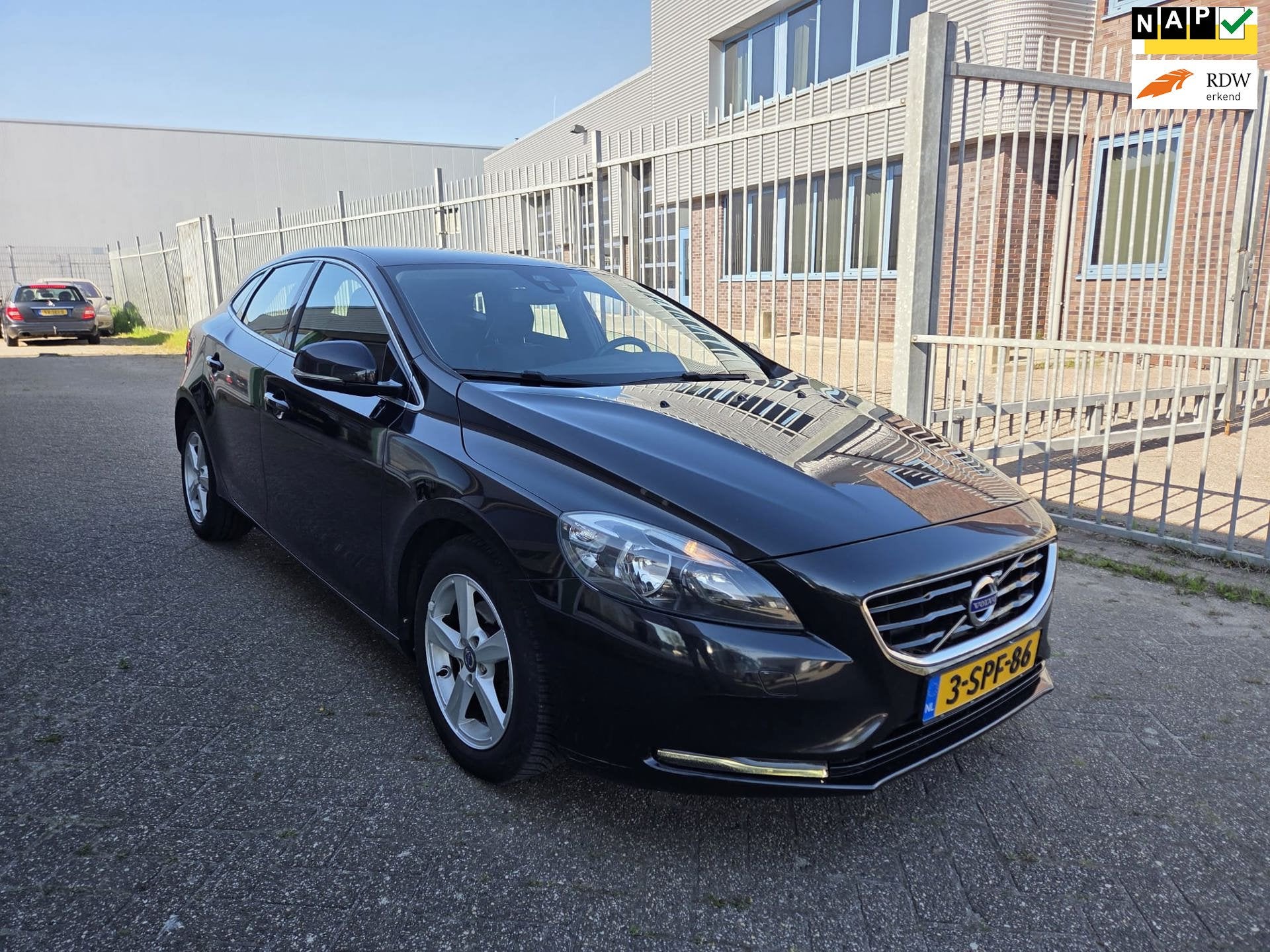 Volvo V40 1.6 D2 R-Design|NAP|DEALER ONDERHOUDEN|PDC|, Euro 5, Gebruikt, 4 cilinders, Zwart