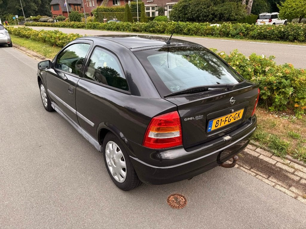 Opel Astra 1.6 I 2000 Zwart, Auto's, Zwart, 4 cilinders, 1054 kg, Zwart