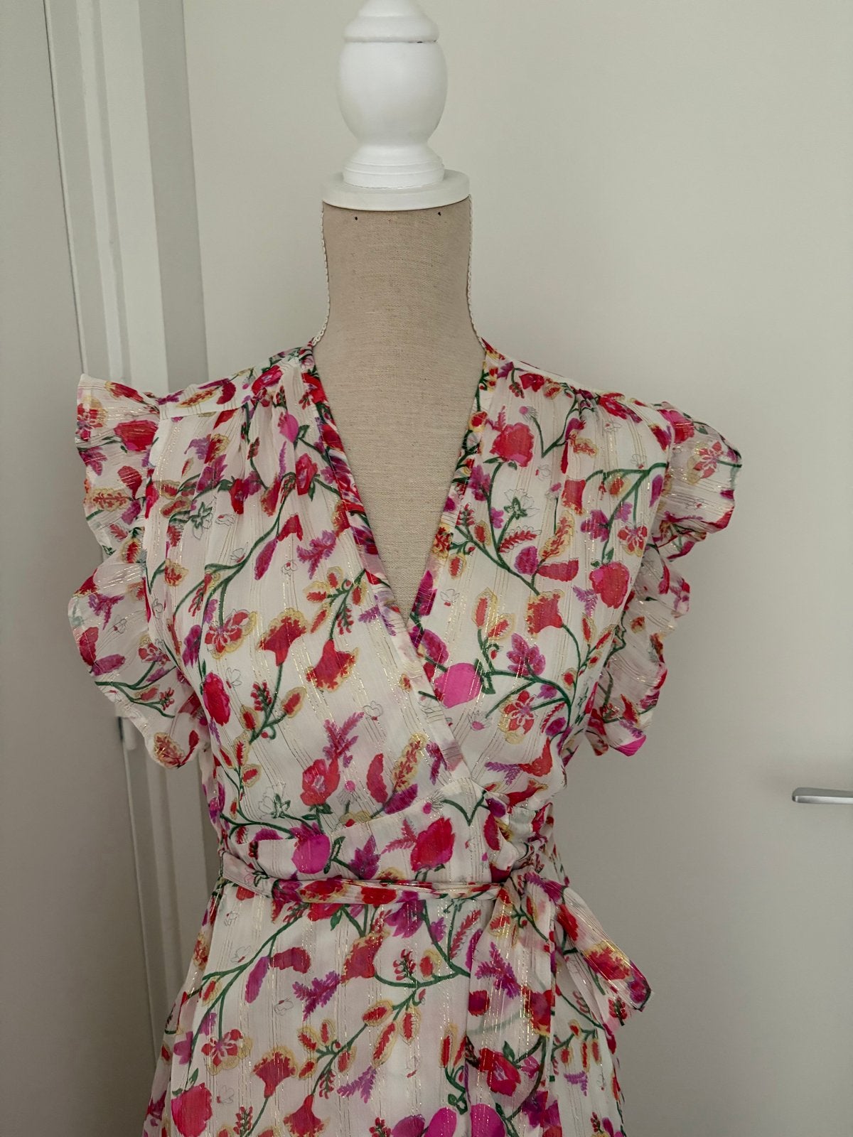 Wit met roze gebloemde wikkeljurk - Gold & Silver, Kleding | Dames, Wit, Maat 42/44 (L), Nieuw, Ophalen of Verzenden
