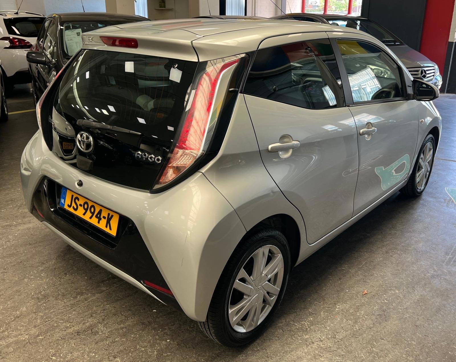 Toyota Aygo 1.0 VVT-i x-clusiv 2e Eigenaar - Achtercamera -, Voorwielaandrijving, Euro 5, Stof, Gebruikt