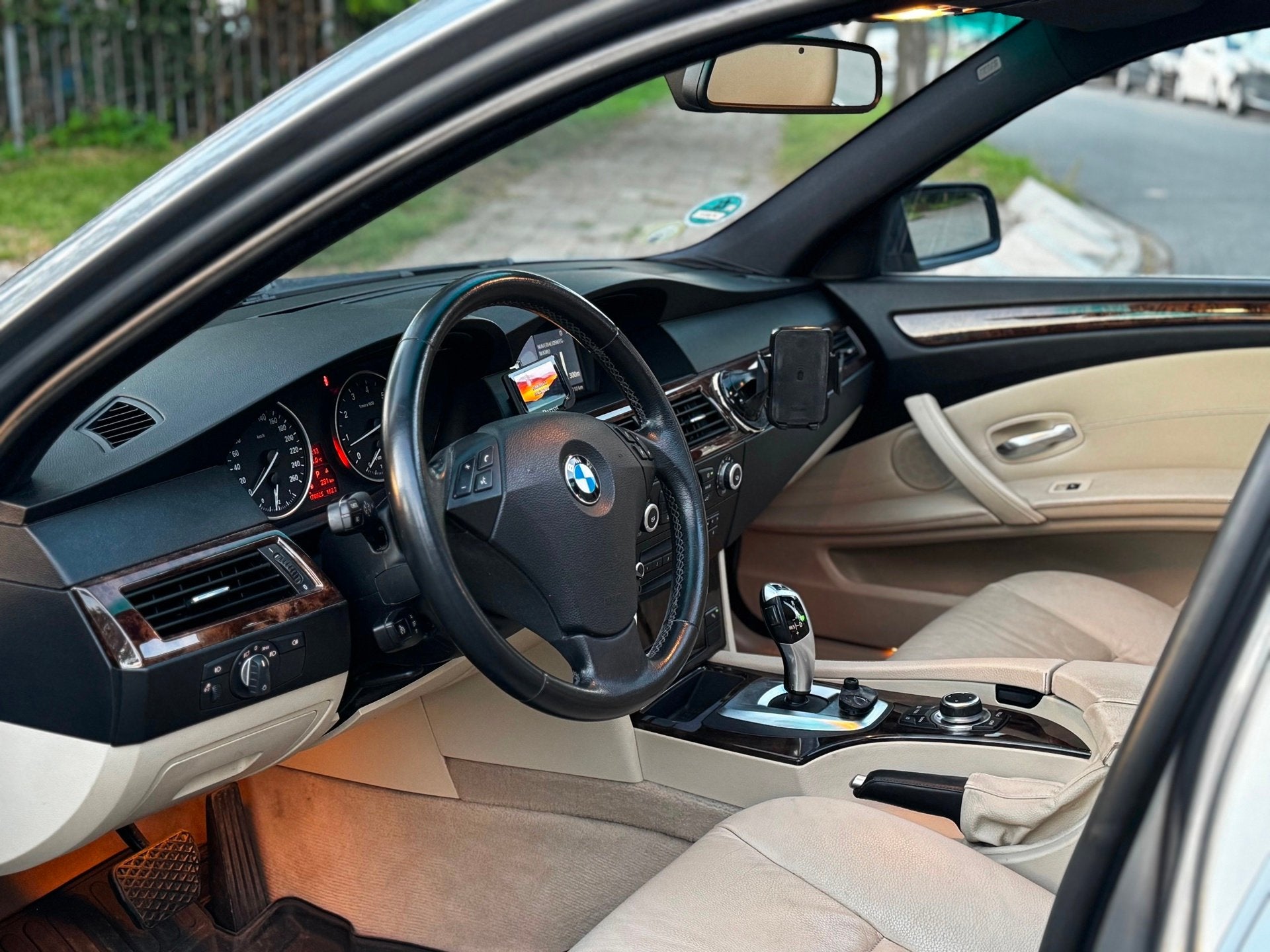 BMW 5-serie Touring 525xi High Executive|AUT|PANO|LEDER|XENO, Auto's, Keurmerk '100% Onderhouden', Dealer onderhouden, Gebruikt