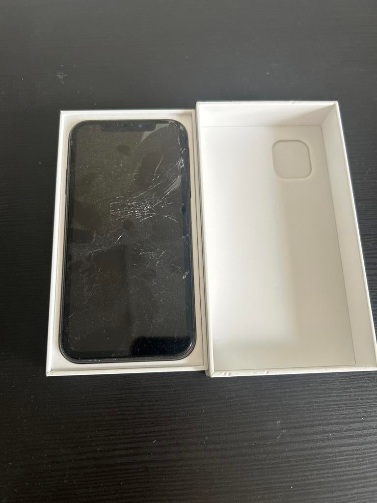 Kapotte iPhone 11 - Ideaal voor onderdelen of reparatie, Telecommunicatie, Mobiele telefoons | Apple iPhone, Ophalen, Niet werkend