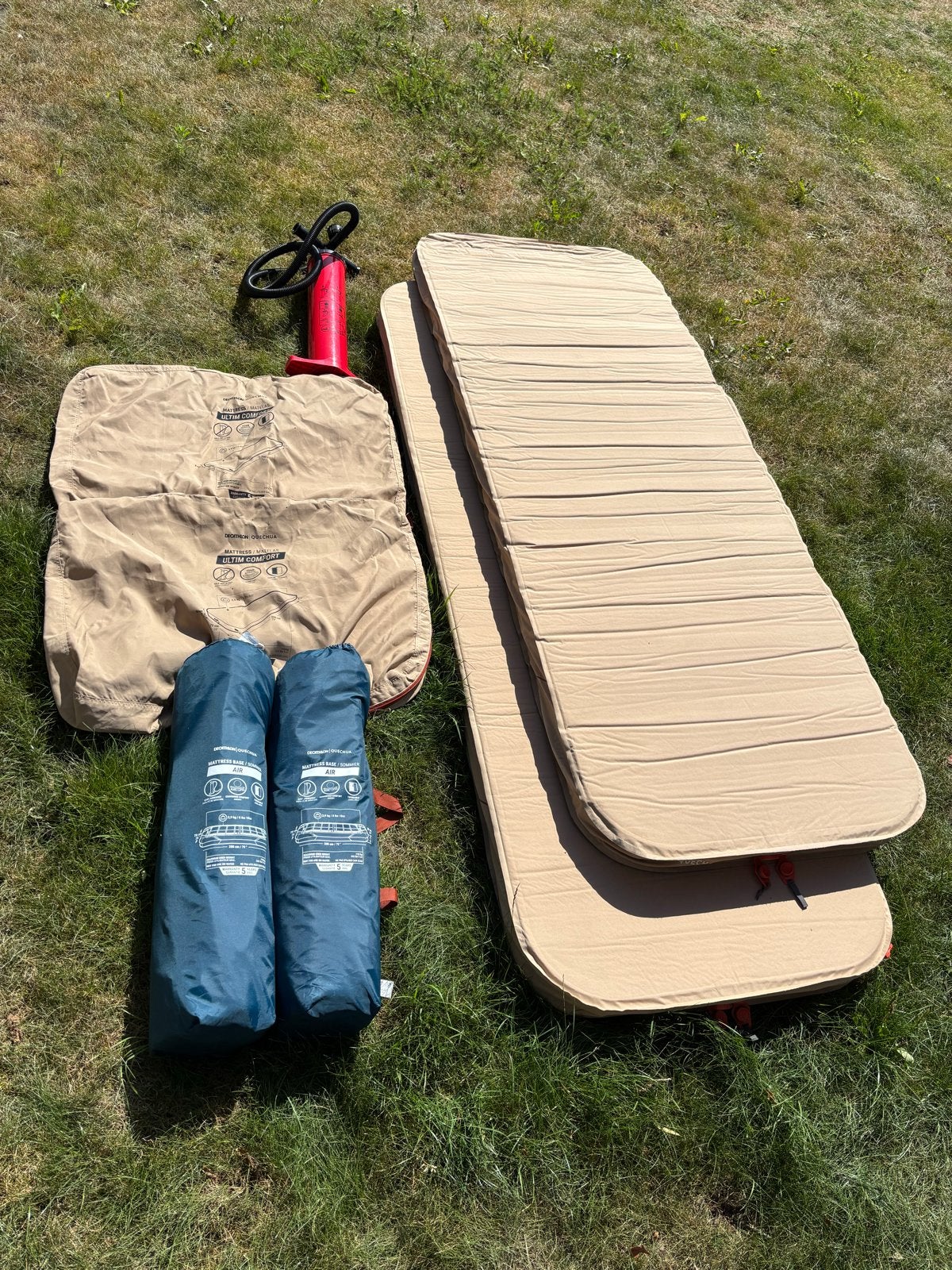 2x Decathlon veldbed met pomp en zelfopblaasbare mat, Caravans en Kamperen, Luchtbedden, Ophalen, Zo goed als nieuw, 1-persoons