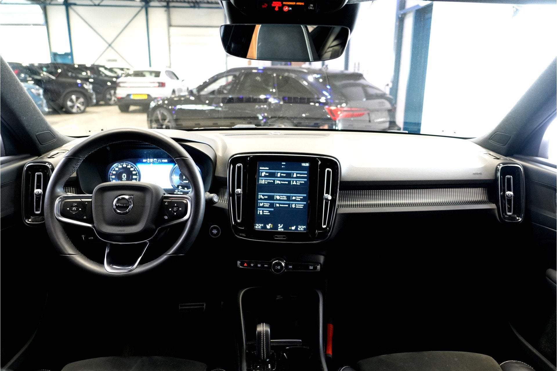 Volvo XC40 1.5 T4 155kW/211pk DCT7 Recharge R-Design PANORAM, Met garantie (alle), Wit, Hybride Elektrisch/Benzine, 3 cilinders