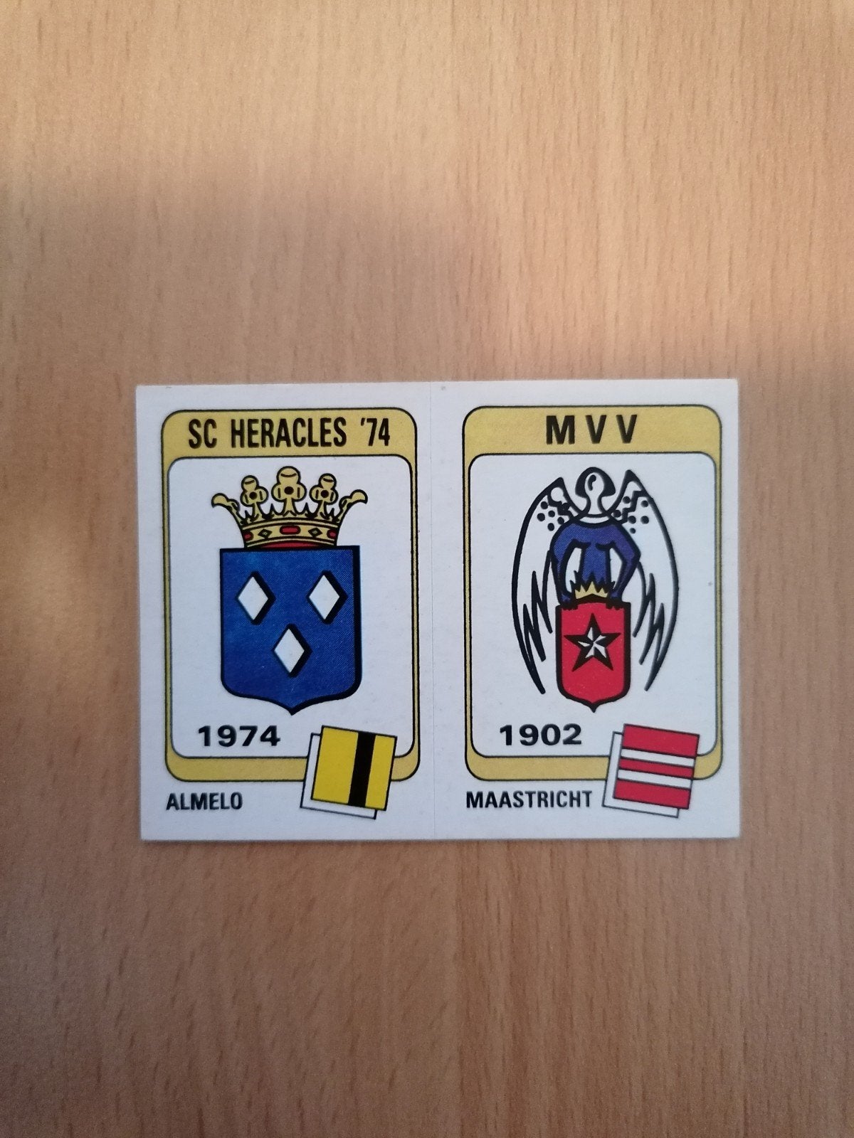 Panini Voetbal 84 #320 SC Heracles '74 en MVV embleem., Verzamelen, Ophalen of Verzenden, Zo goed als nieuw