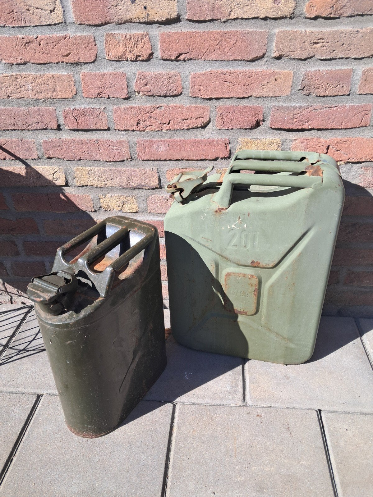 2 jerrycan's kanisters, Ophalen