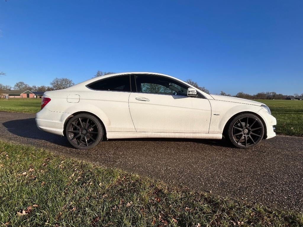 Mercedes-Benz AMG C-Klasse C180 Kompr Sportcoupe, Auto's, Mercedes-Benz, Automaat, Achterwielaandrijving, 1800 kg, Beige