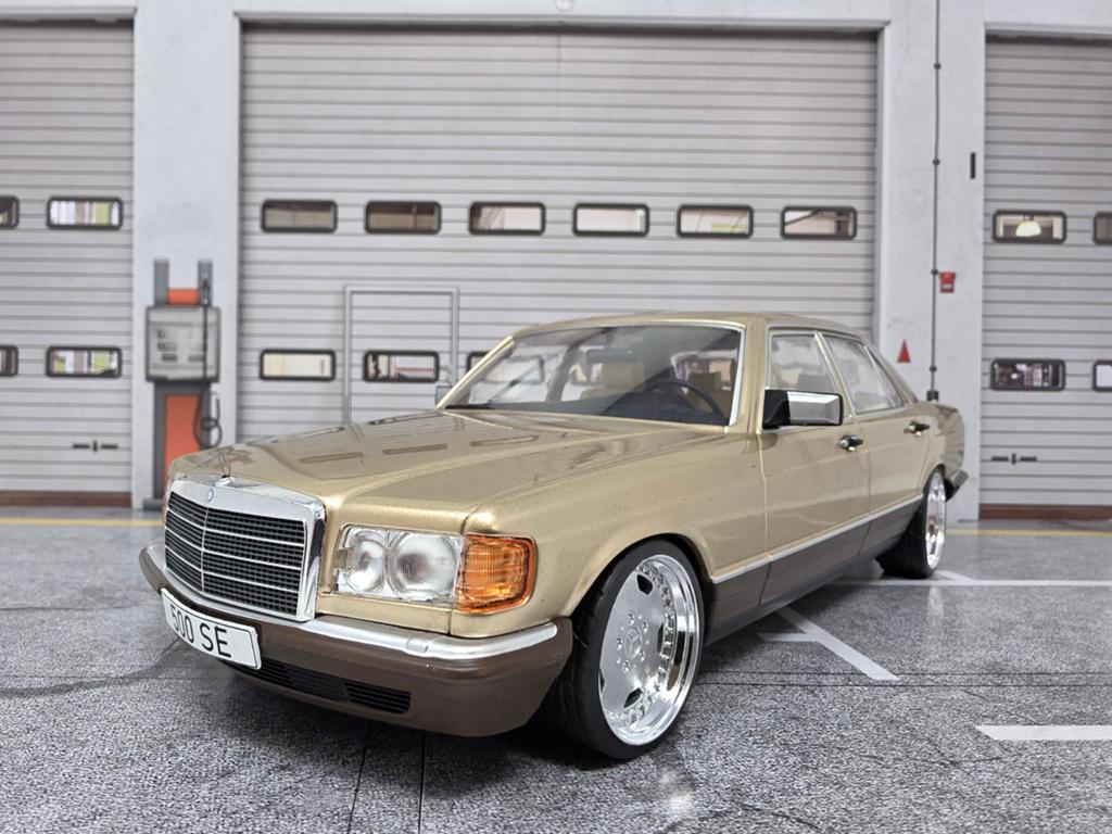 Mercedes 500SE W126 1:18 in OVP  verlaagd op AMG velgen, Ophalen of Verzenden