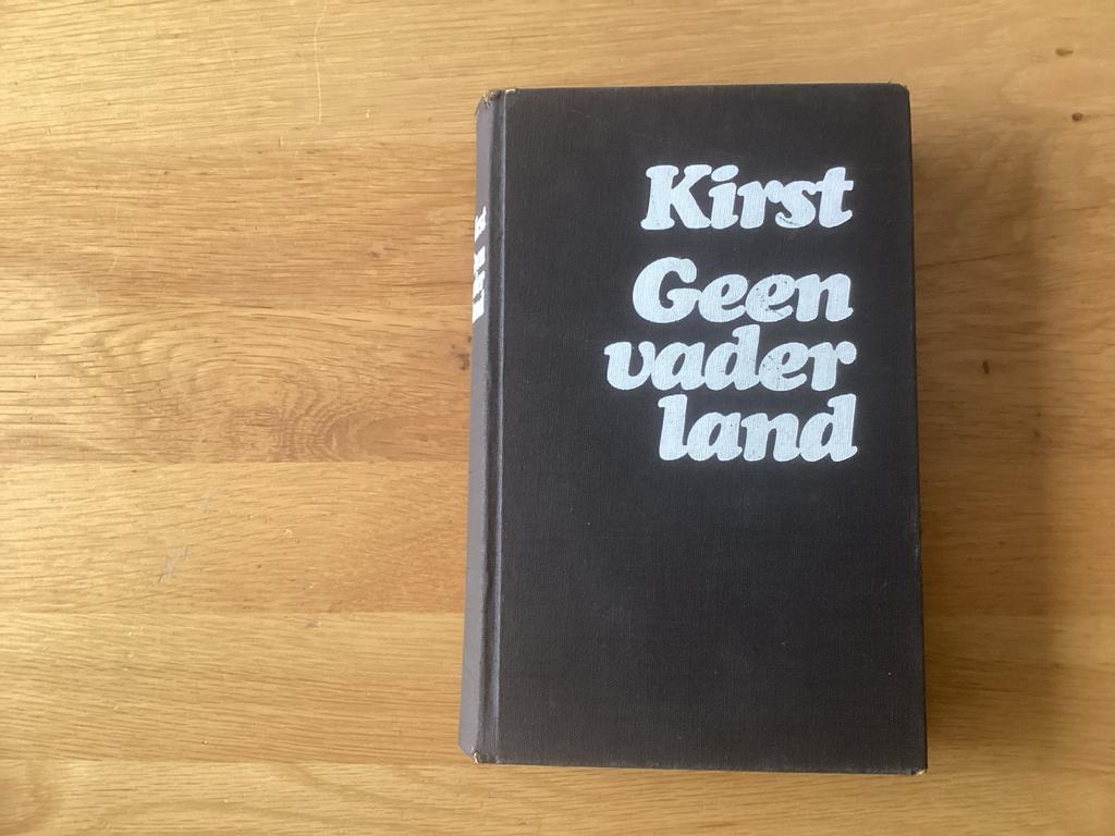 Kirst - Geen vaderland - Roman - De Boekerij, Ophalen of Verzenden, Gelezen