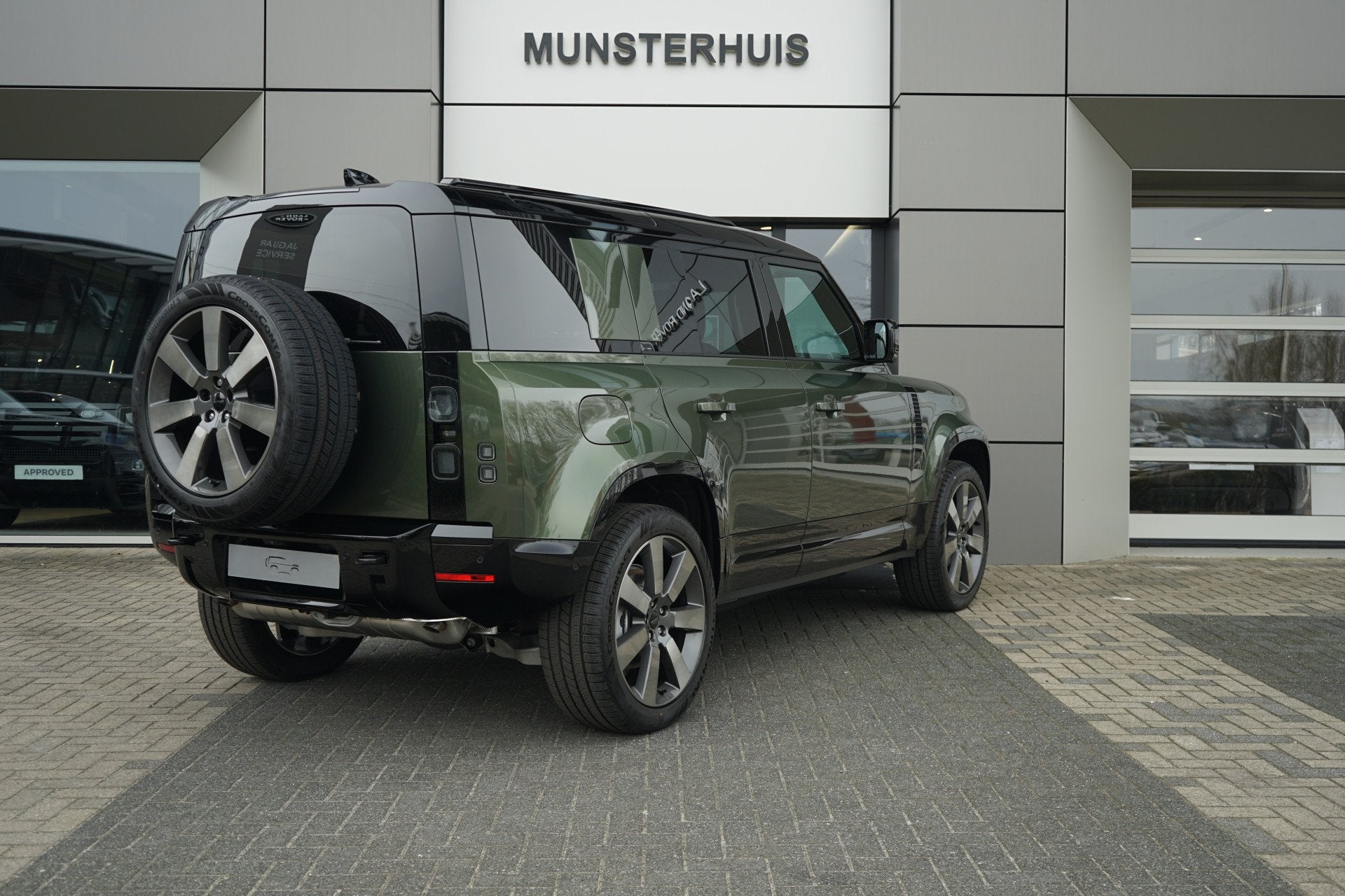 Land Rover Defender 110 P300e 110 X-Dynamic HSE | Schuif/Kan, Auto's, Automaat, 12 maanden, Zwart, 4 cilinders