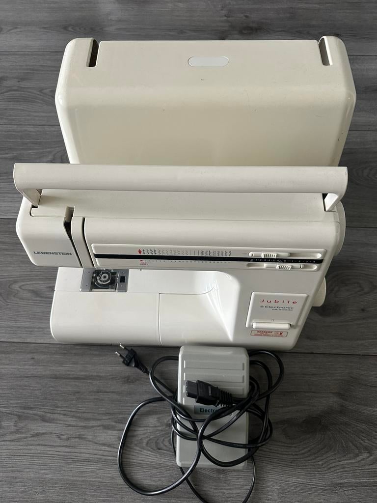 Lewenstein goed werkende naaimachine, Ophalen, Zo goed als nieuw, Naaimachine, Overige merken