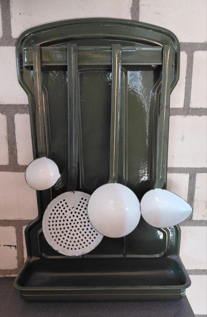 Vintage geëmailleerde keukenrek met keukengerei, Ophalen of Verzenden
