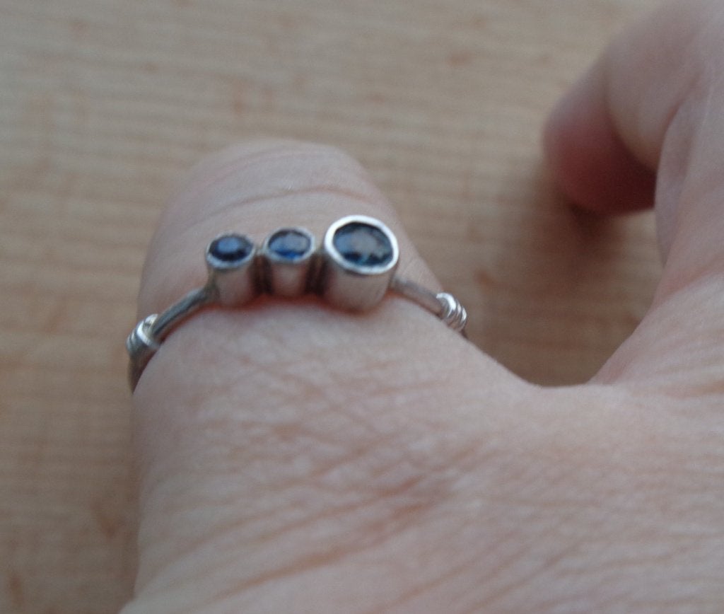 zilveren ring met zwarte steentjes [859], Verzenden, Zo goed als nieuw, 17 tot 18, Dame