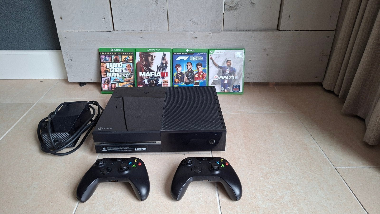 Xbox One, 2 controllers en 14 games o.a. GTA V, FIFA 23, F1, Spelcomputers en Games, Ophalen of Verzenden, Gebruikt