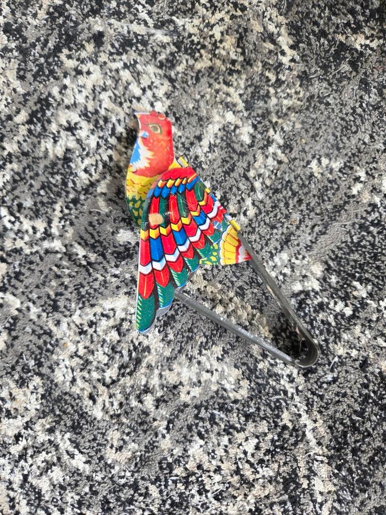 Vintage vogel broche met kleurrijke veren, Ophalen of Verzenden