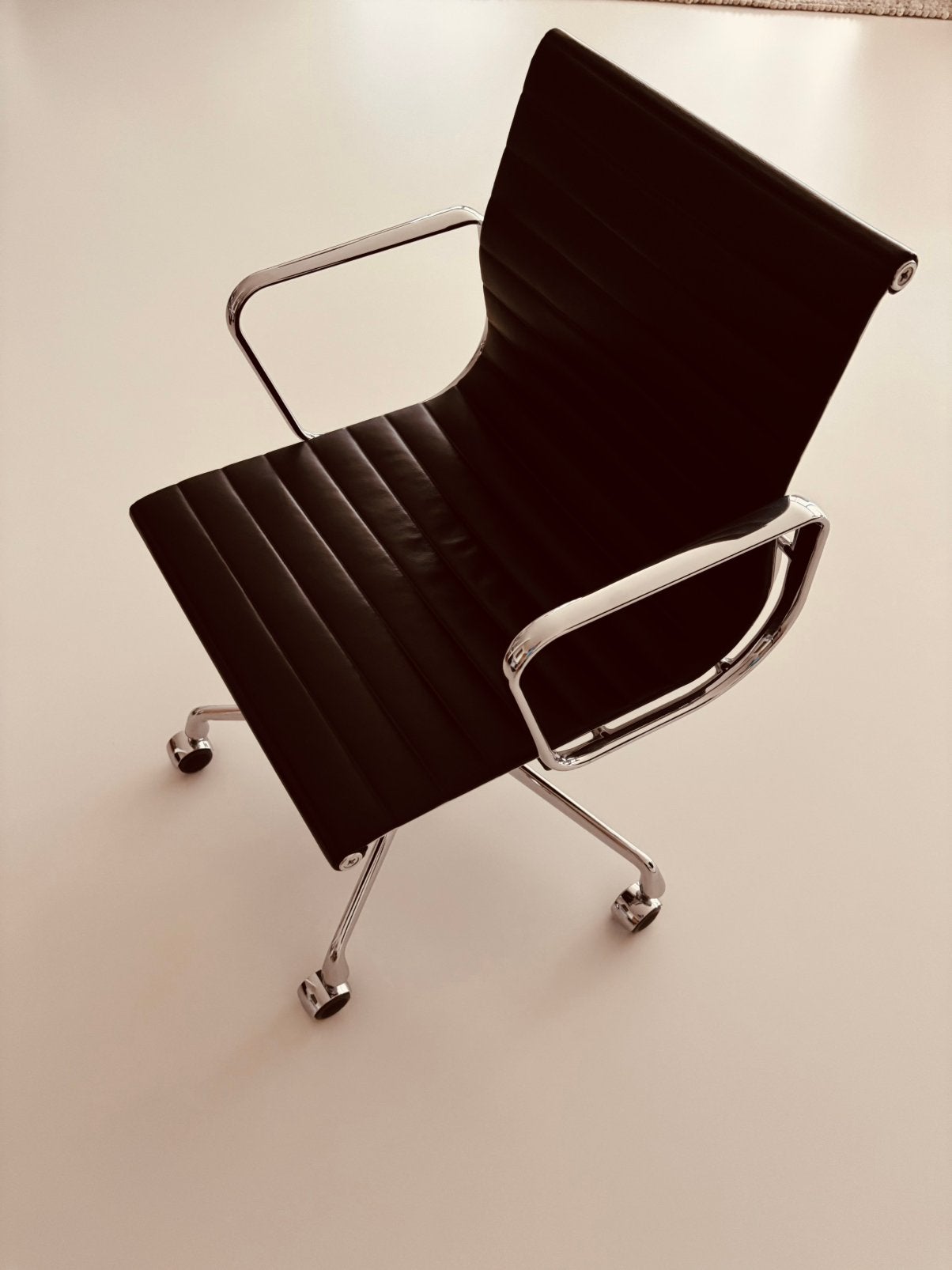 Vitra Eames EA117, Ophalen, Zo goed als nieuw, Zwart