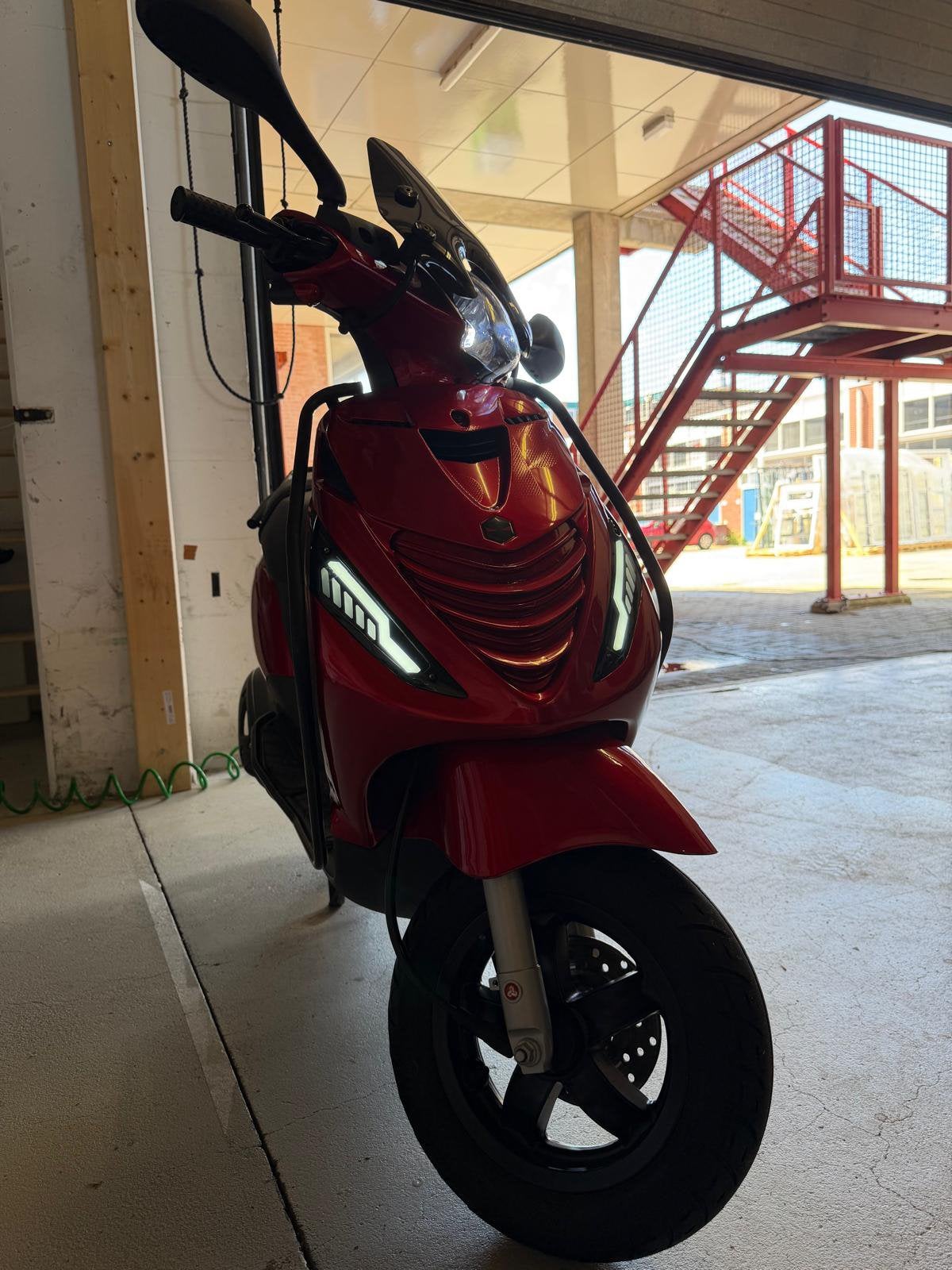 Piaggio Zip Candy Red 2023 Full Option Malossi /LED Topstaat, Ophalen, Maximaal 45 km/u, Zo goed als nieuw, Benzine