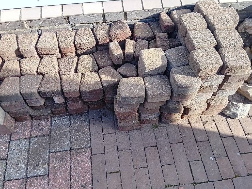 GRATIS stenen en geel zand, Ophalen of Verzenden, Gebruikt, Beton, Klinkers
