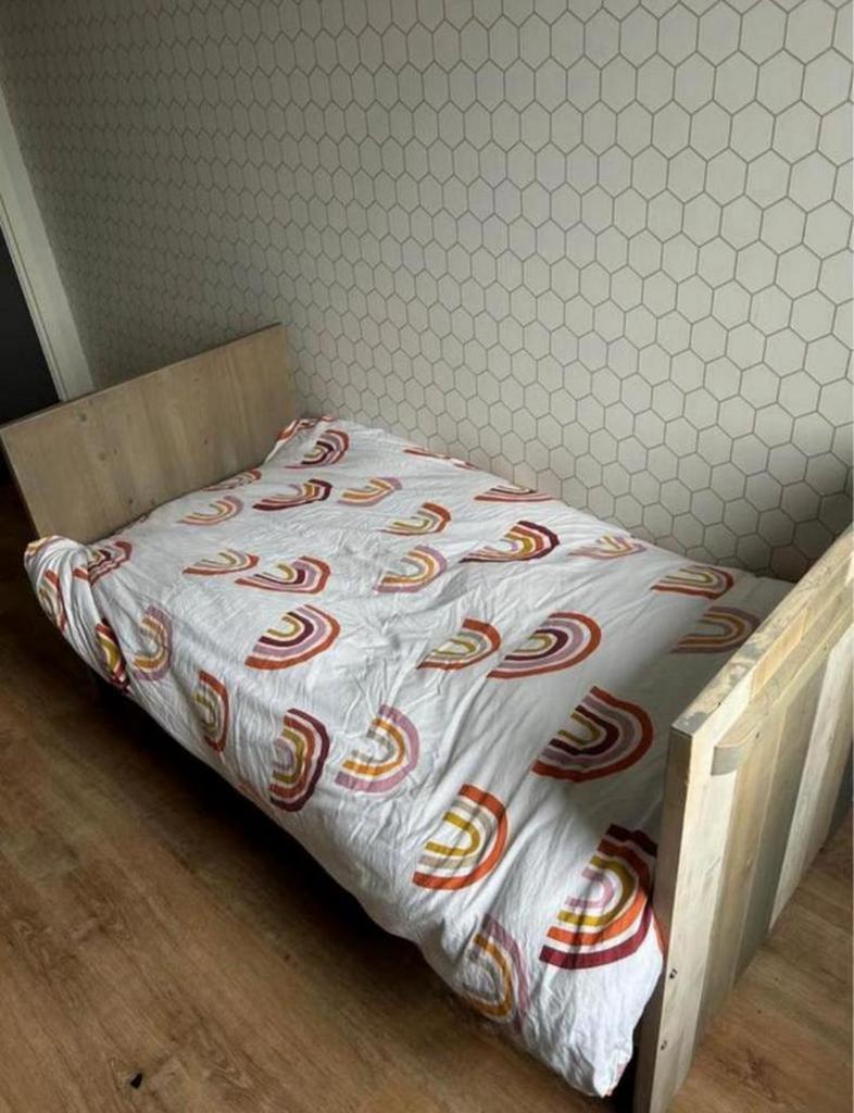 Stoer peuterbed en kist bopita, Ophalen, Zo goed als nieuw, 140 tot 160 cm, 70 tot 85 cm
