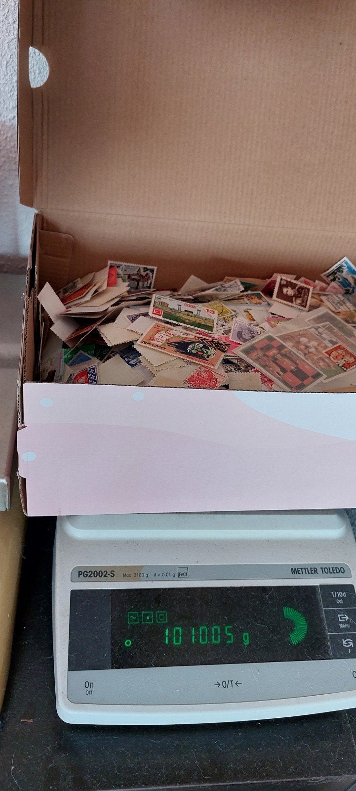Doos postzegels wereld mix 1kilo, Ophalen of Verzenden, Nederland en Buitenland