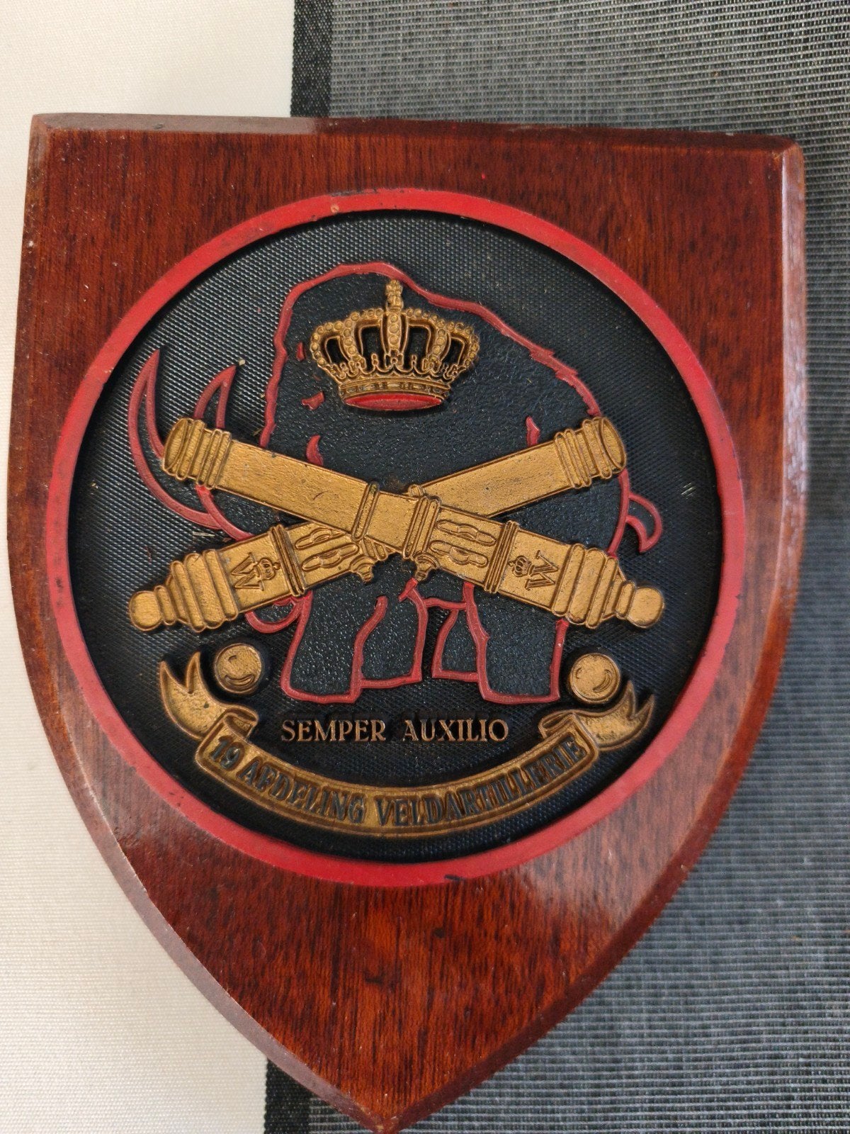 Houten schild 19 Afdeling Veldartillerie - Semper Auxilio, Verzamelen, Militaria | Algemeen, Ophalen of Verzenden, Landmacht, Nederland