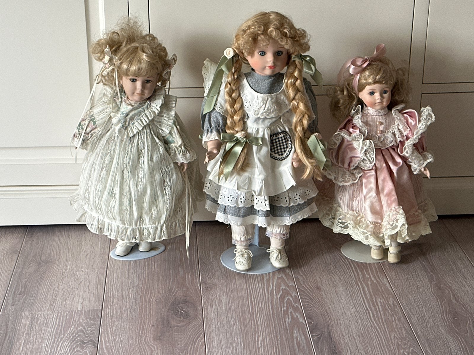 Set van 3 porseleinen poppen in prachtige kleding, Verzamelen, Ophalen of Verzenden, Gebruikt, Pop