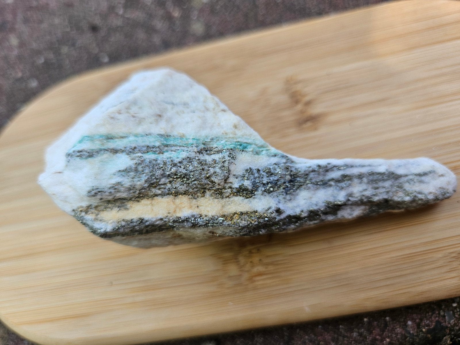 Pyriet en malachiet op mineraal, Ophalen of Verzenden, Mineraal