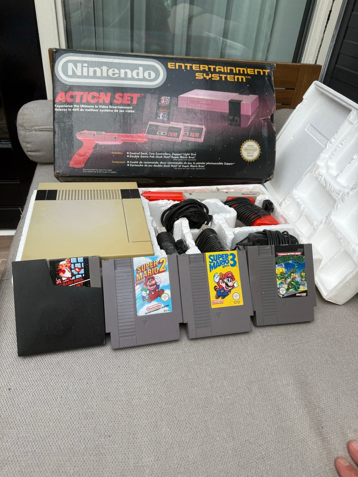 Nintendo nes met doos inlay en games, Ophalen of Verzenden, Gebruikt, Met 2 controllers, Met zapper/pistool