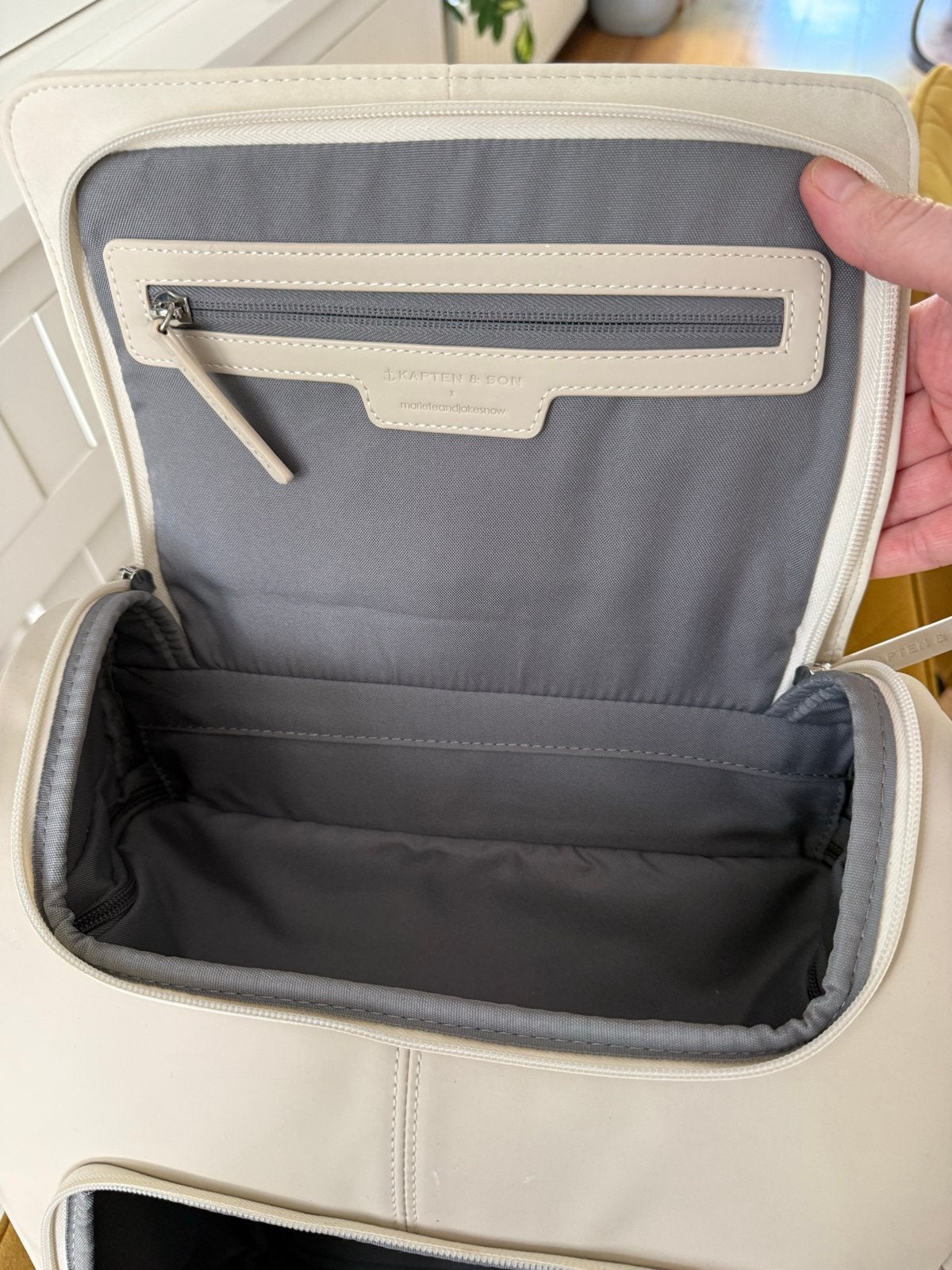 Kapten &Son Mariefeandjakesnow Bali Sandstone rugzak 28L, Sieraden, Tassen en Uiterlijk, Tassen | Rugtassen, 25 tot 40 cm, Zo goed als nieuw