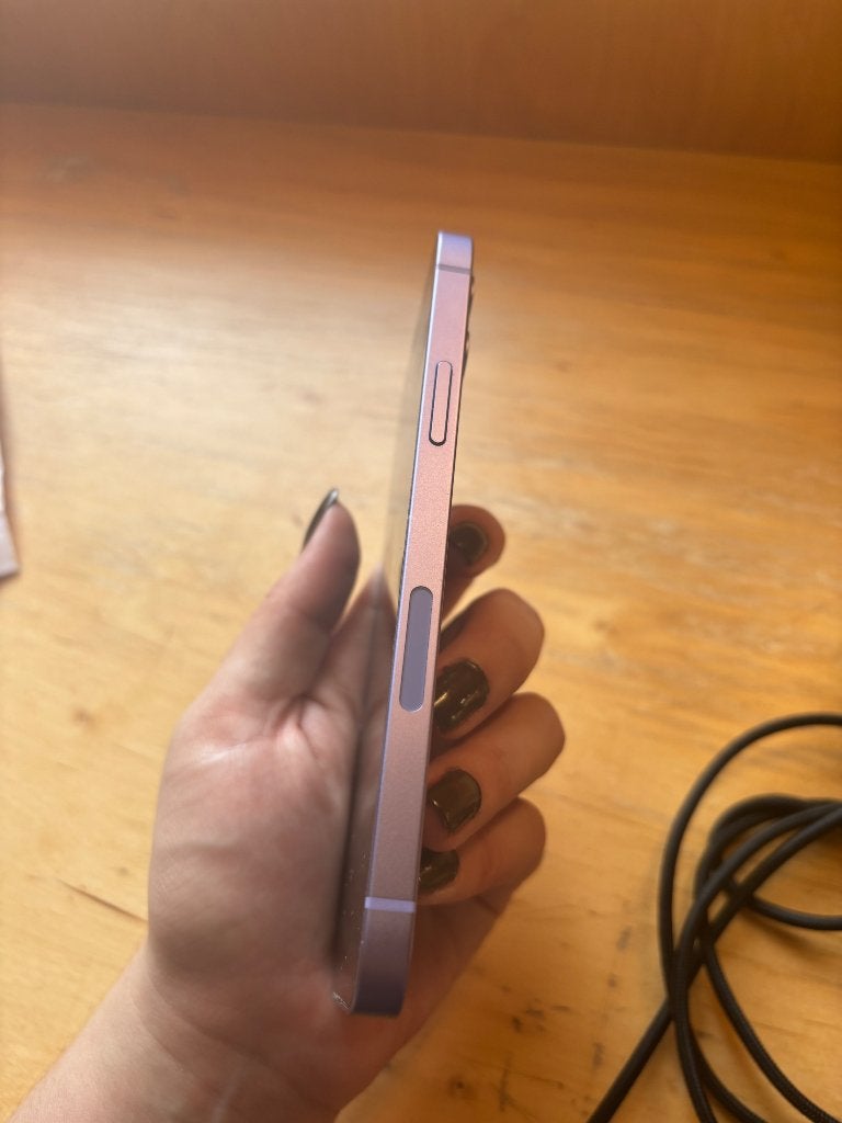 Foto 7 van iPhone 12 with 256GB storage in purple.