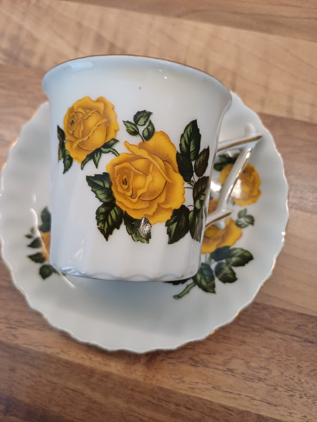 Vintage theekopje met schotel - Gele rozen, Ophalen of Verzenden