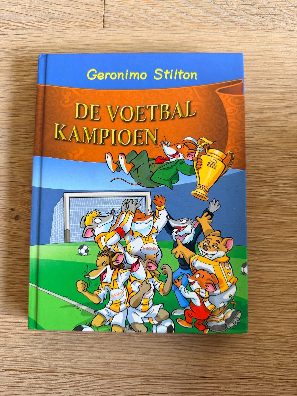 Geronimo Stilton - De Voetbalkampioen, Ophalen of Verzenden, Zo goed als nieuw, Fictie algemeen