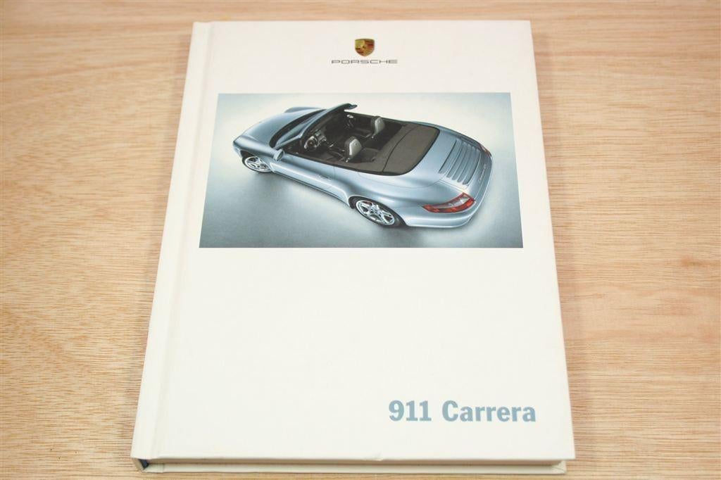 Porsche 911 Carrera – Luxe Hardcover Brochure, Boeken, Auto's | Boeken, Ophalen of Verzenden, Zo goed als nieuw, Porsche