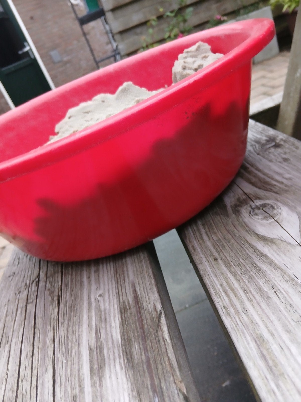 Rode plastic teil met zand, Ophalen, Gebruikt